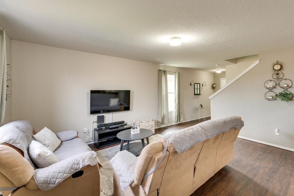 Near Hiking Trails Home with Deck in San Antonio! House in San Antonio