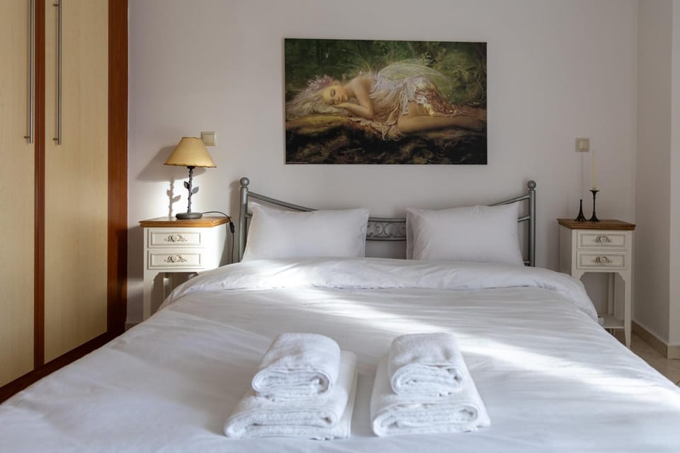Bed, Photo of the whole room, Bedroom, towels