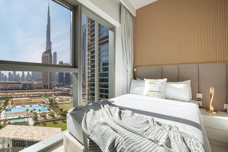 Bed, Day, View (from property/room), Bedroom, City view, Pool view, Swimming pool, towels