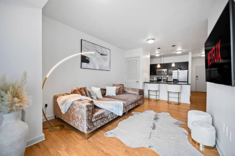 NEW! Luxury Champagne Towers Kingbed FreeParking Apartment in Atlanta