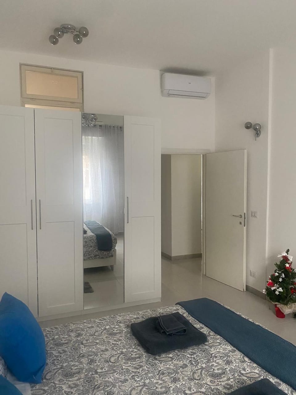 Bed, Bedroom, wardrobe, air conditioner