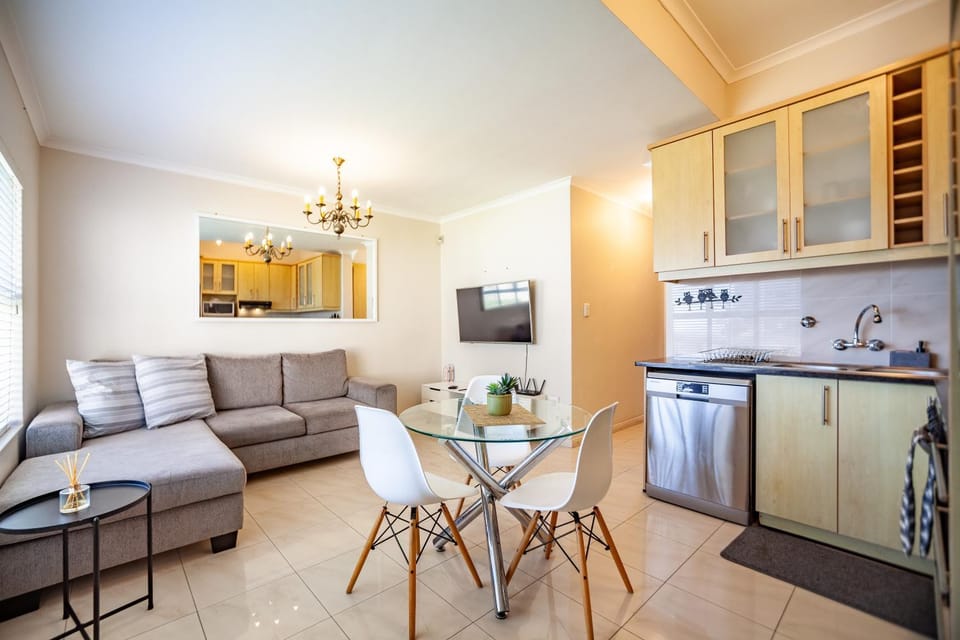 Kitchen or kitchenette, Living room, Seating area, Dining area, dishwasher