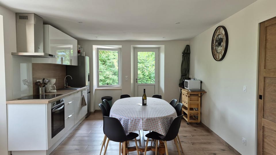 Coffee/tea facilities, dishwasher, microwave, oven, stove, kitchen