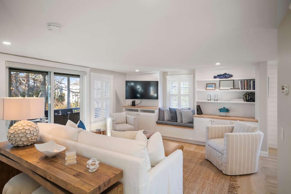 Walk to beach private patio House in North Eastham