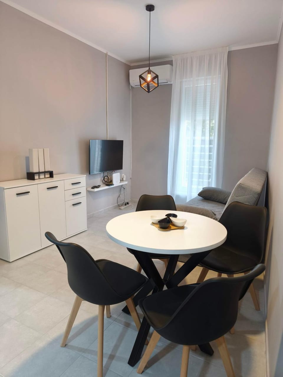 TV and multimedia, Living room, Seating area, Dining area, Evening entertainment, air conditioner