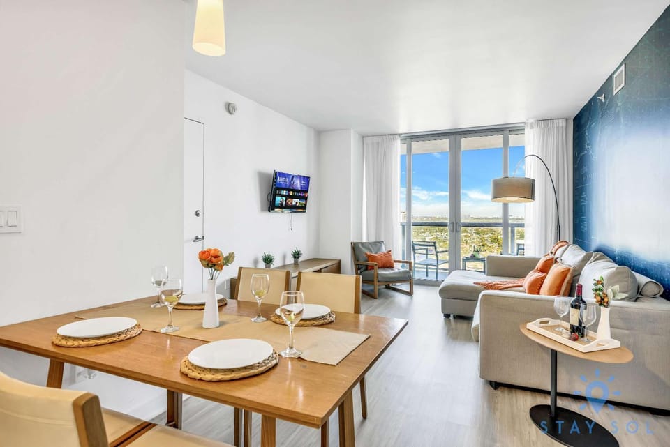 Amazing Apartment with Balcony & Pool Apartment in Hallandale Beach