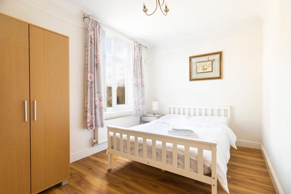 Holiday House Close to Heathrow Apartment in Egham