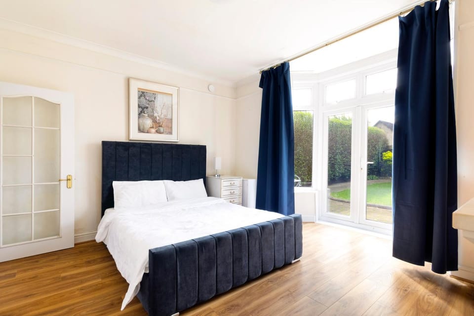Holiday House Close to Heathrow Apartment in Egham