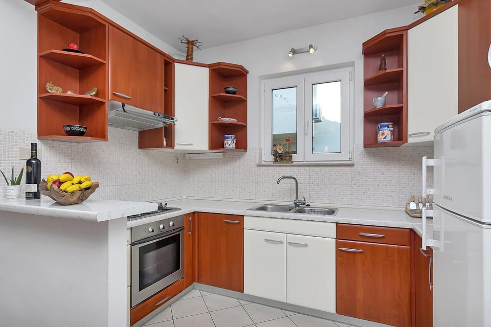 Kitchen or kitchenette, oven, stove