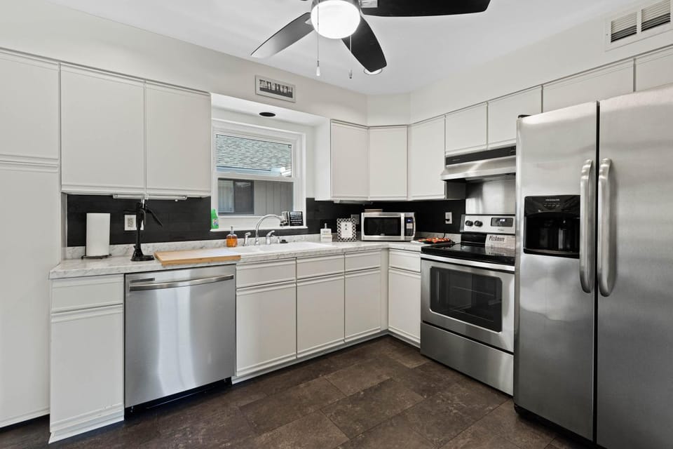 Doras Dream, 4 Bedrooms, Sleeps 12, Downtown House in Mount Dora