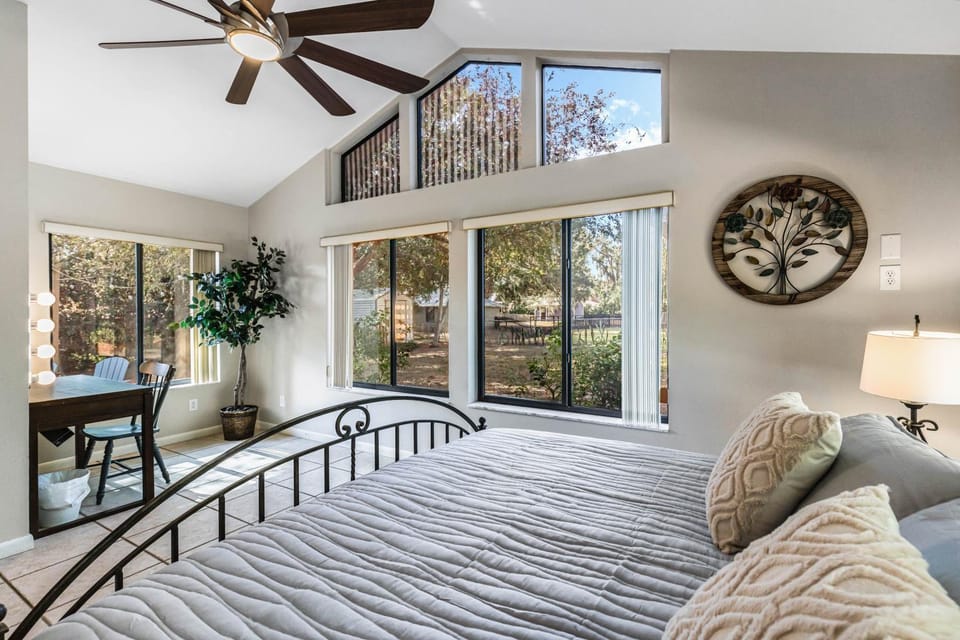 Doras Dream, 4 Bedrooms, Sleeps 12, Downtown House in Mount Dora