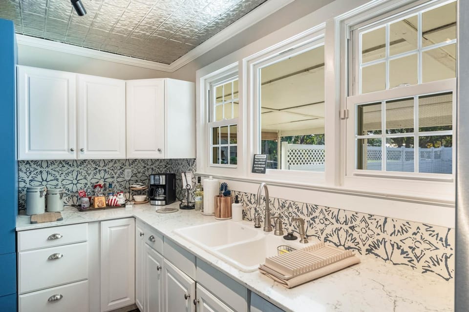 Sanford's Haven, 3 bedroom, Sleeps 7 House in Sanford