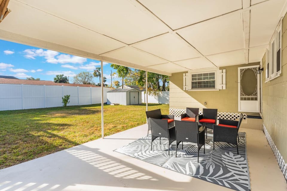 Sanford's Haven, 3 bedroom, Sleeps 7 House in Sanford