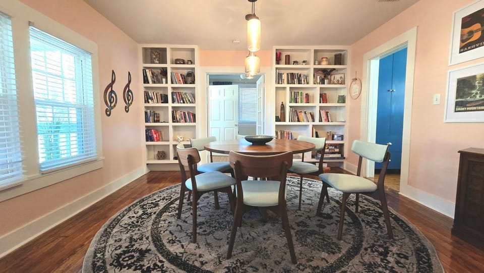 Sanford's Haven, 3 bedroom, Sleeps 7 House in Sanford