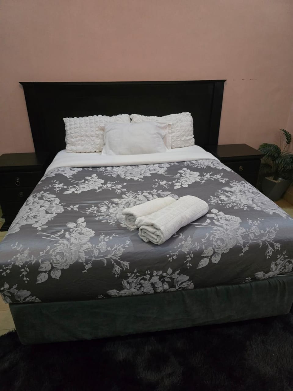 Bed, towels