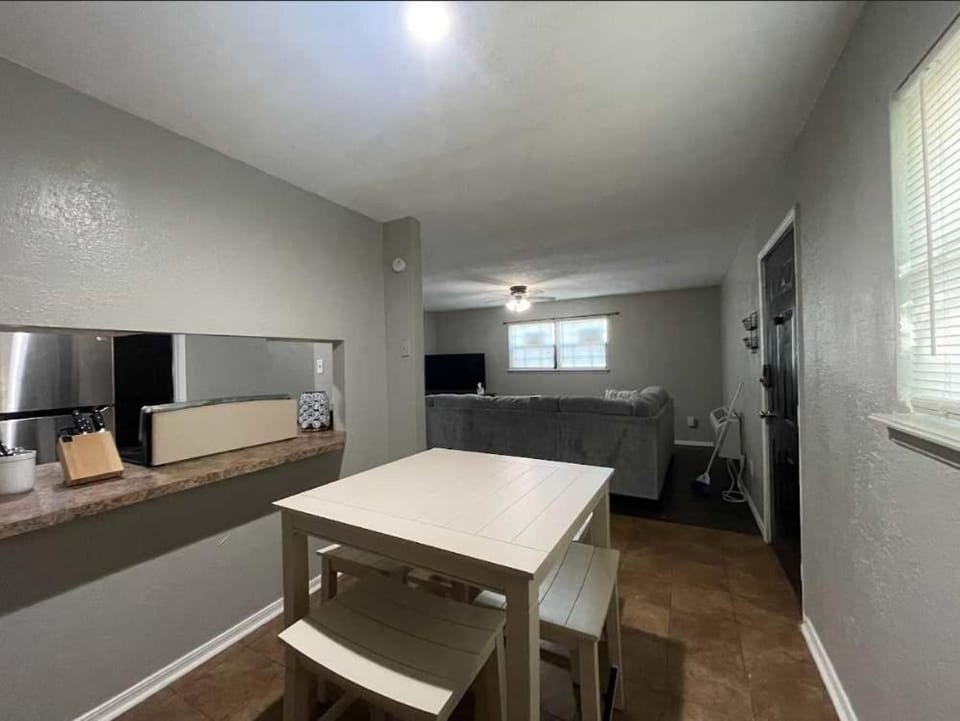 Charming 2-Bedroom 1-Bath Home Close to Downtown Apartment in Lawton