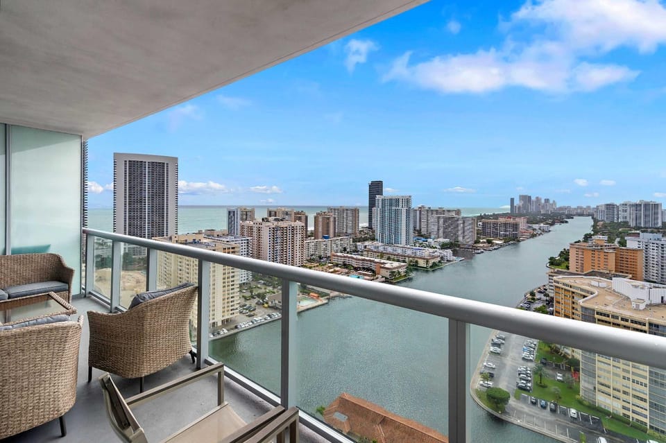 Top Luxury Apartment with Pool & Gym Apartment in Hallandale Beach