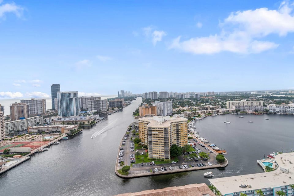 Top Luxury Apartment with Pool & Gym Apartment in Hallandale Beach