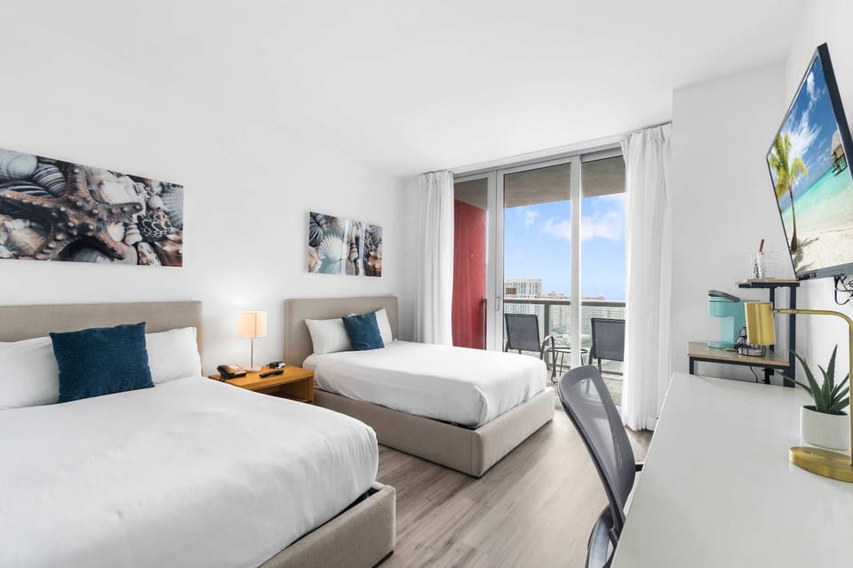 Modern New Studio Balcony & Pool House in Hallandale Beach