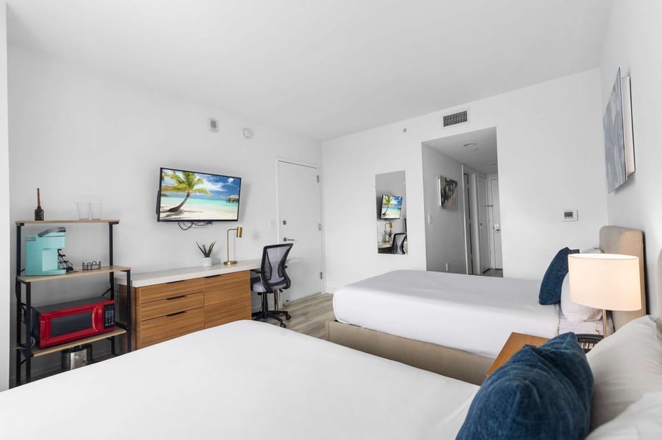 Modern New Studio Balcony & Pool House in Hallandale Beach