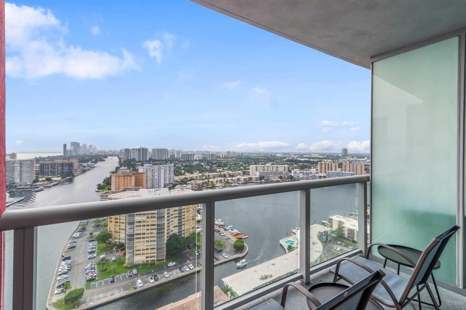 Modern New Studio Balcony & Pool House in Hallandale Beach