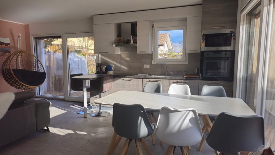 Kitchen or kitchenette, Dining area