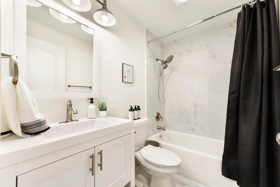 Shower, Toilet, Bathroom, Bath, towels