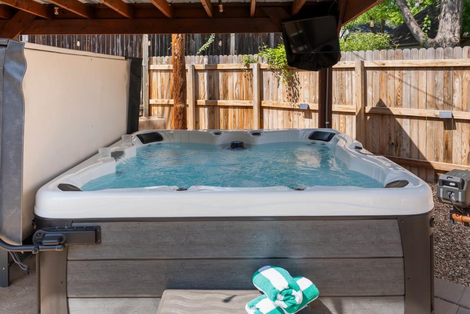 Patio, Hot Tub, towels