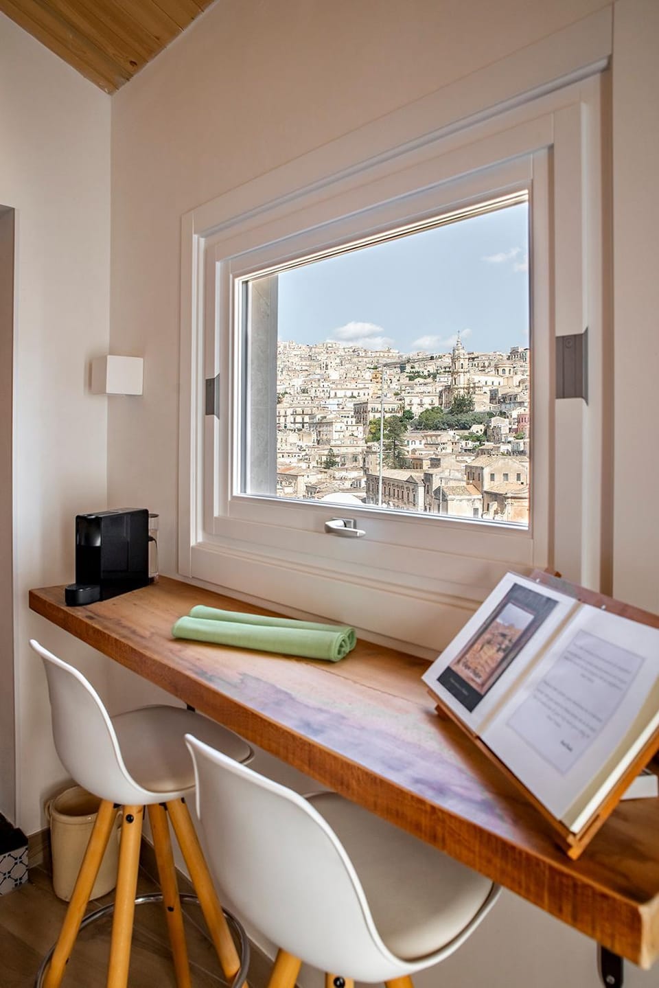 Coffee/tea facilities, City view, Landmark view
