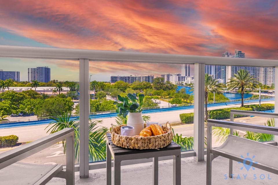 1 BR Modern Resort Balcony Gym & Amazing Pool Apartment in Hallandale Beach