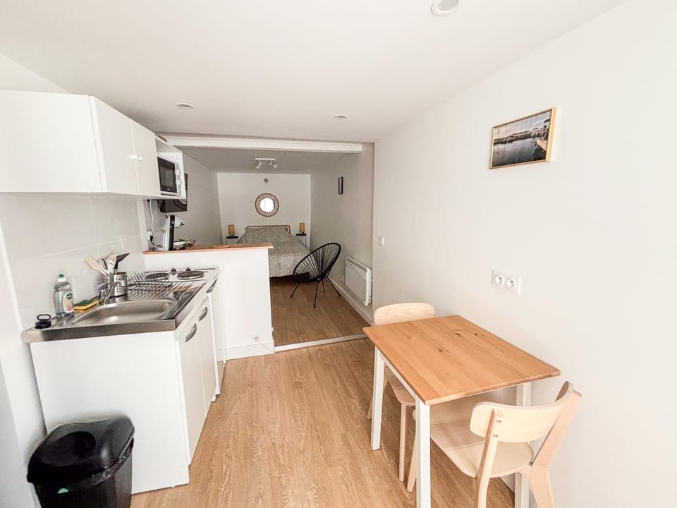 Kitchen or kitchenette, Dining area, stove