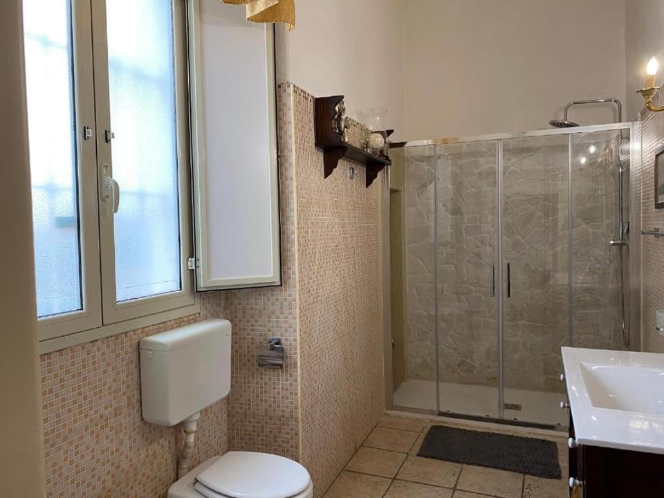 Shower, Toilet, bidet