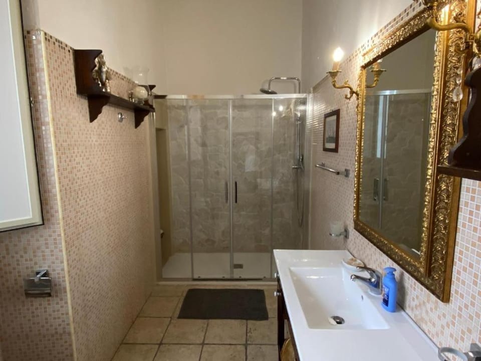 Shower, Bathroom, towels