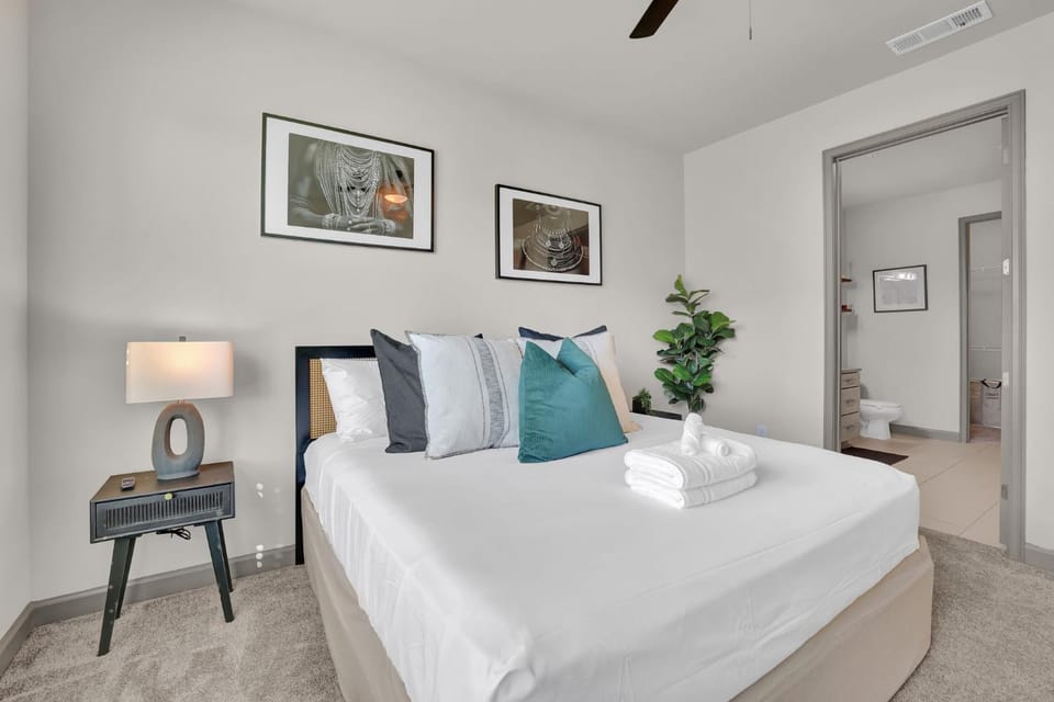 Ebony & Ivory Midtown King Bed Apartment in Atlanta