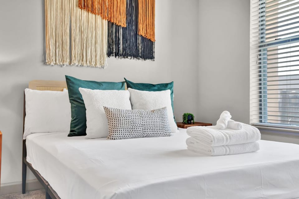 Ebony & Ivory Midtown King Bed Apartment in Atlanta