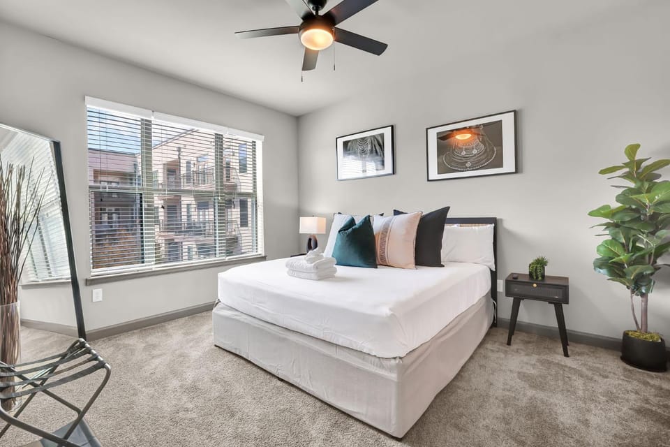 Ebony & Ivory Midtown King Bed Apartment in Atlanta