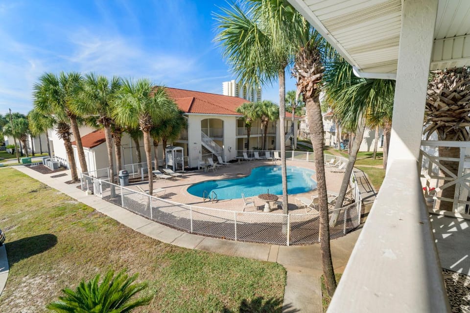 Property building, Patio, Garden, Balcony/Terrace, Garden view, Pool view, Swimming pool, Swimming pool, sunbed