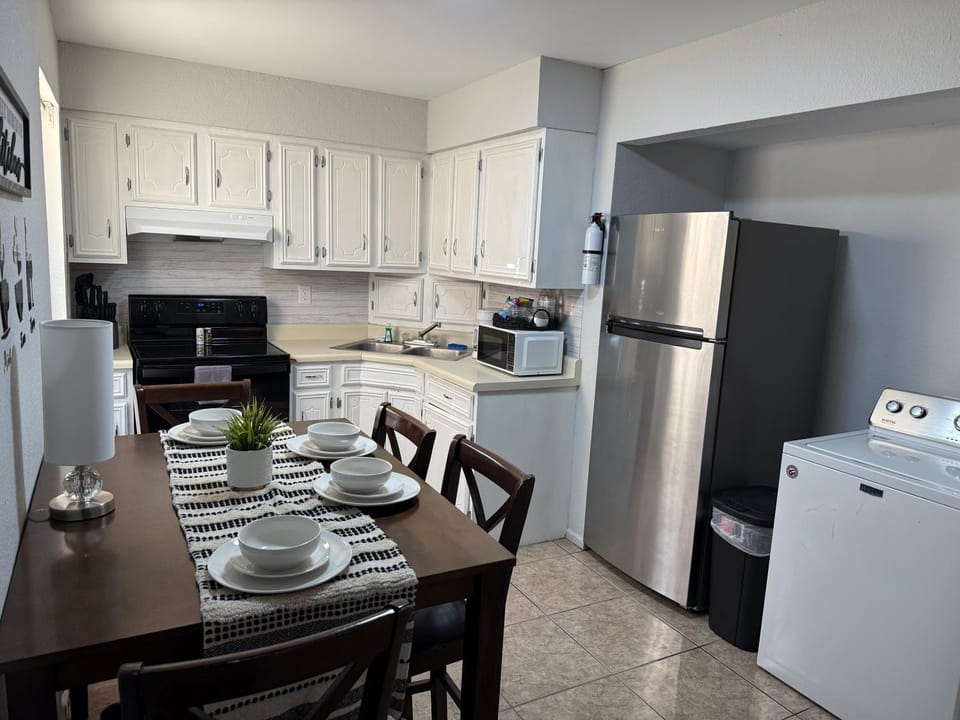 Kitchen or kitchenette, Dining area, oven, stove
