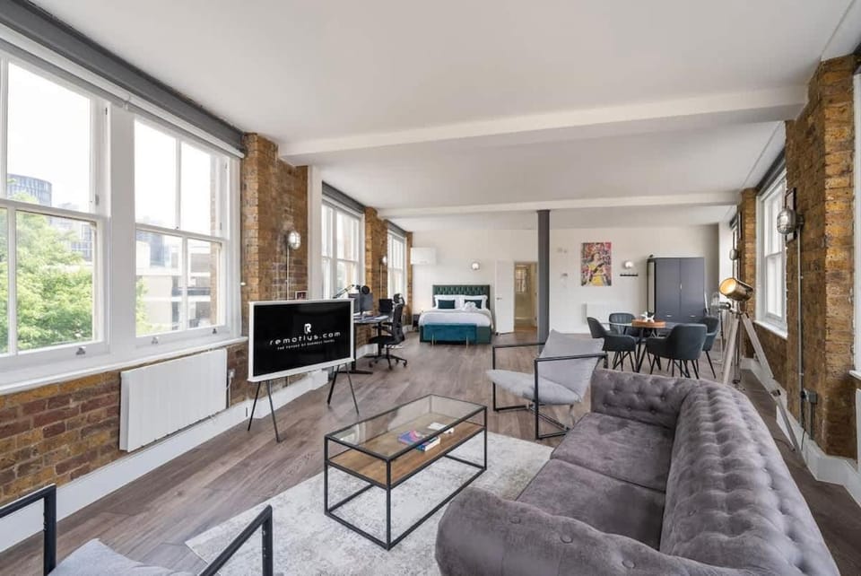 Spacious & bright oasis in Old Street House in London Borough of Islington