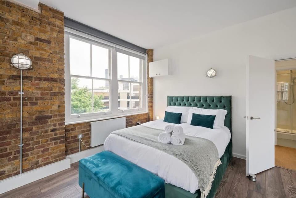 Spacious & bright oasis in Old Street House in London Borough of Islington