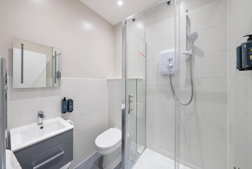 Shower, Toilet, Bathroom, towels