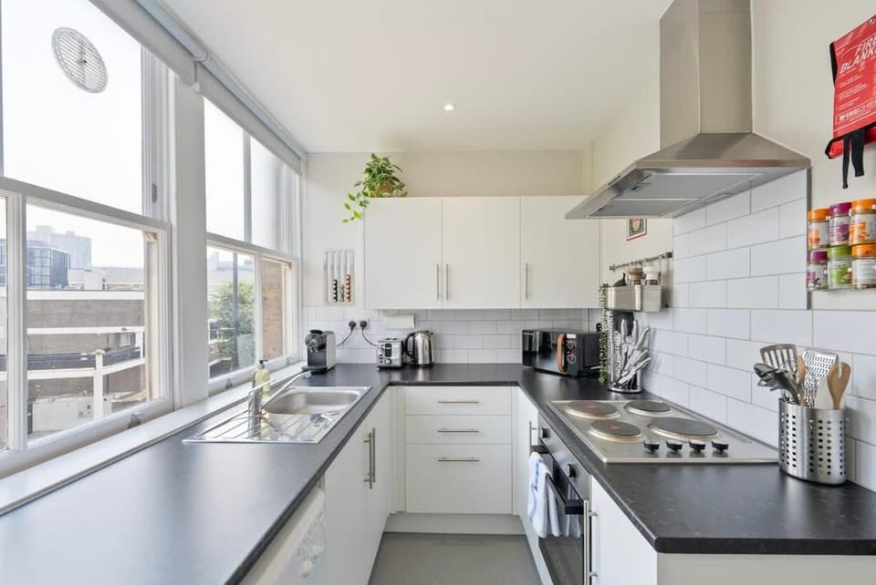 Coffee/tea facilities, Kitchen or kitchenette, oven, toaster