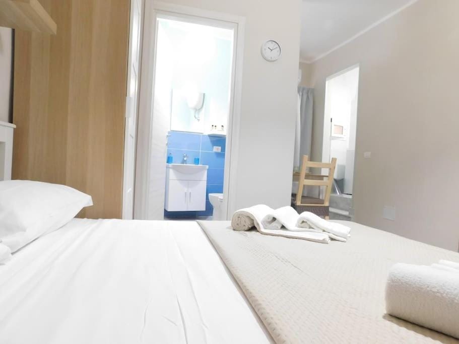 Bed, Bathroom, Photo of the whole room, Bedroom, towels