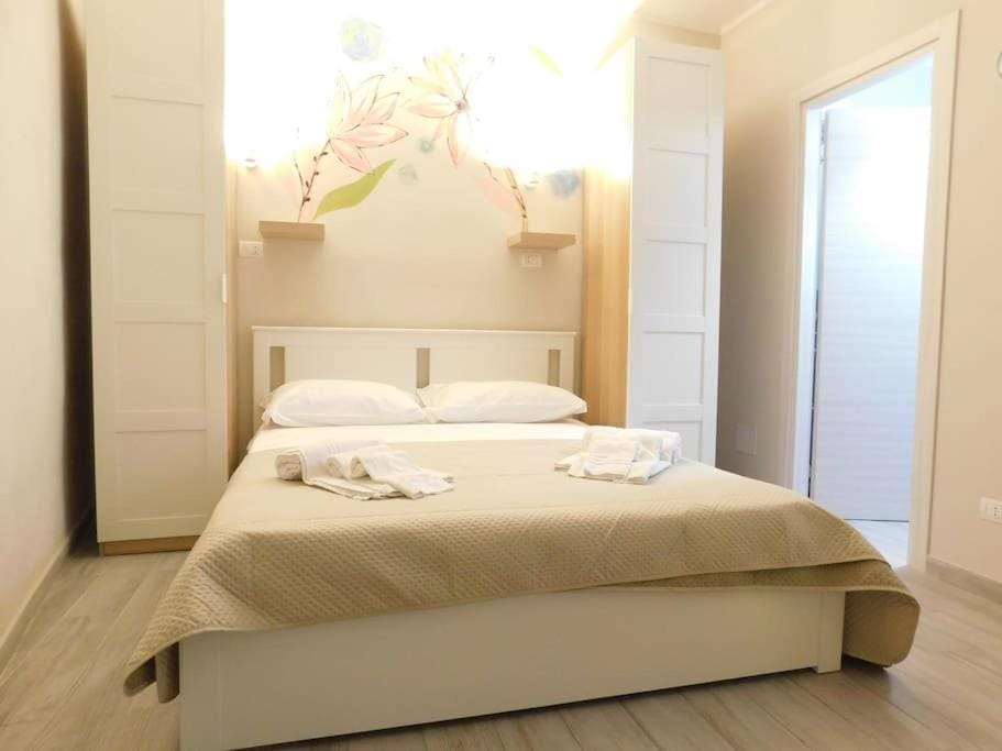 Bed, Photo of the whole room, Bedroom, towels, wardrobe