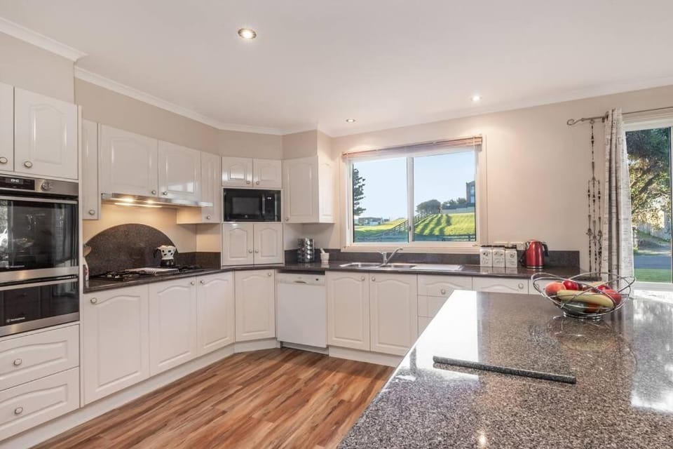 4 BR house near beach sleeps 9 House in Warrnambool