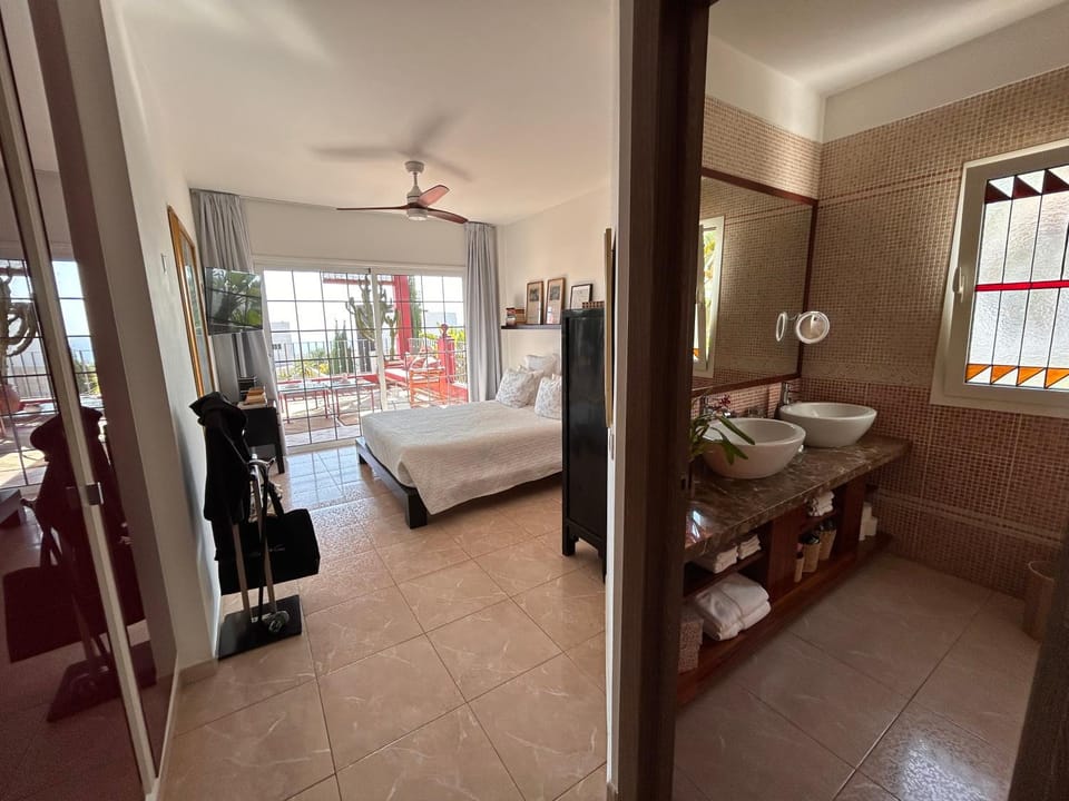 Bed, Bathroom, TV and multimedia, View (from property/room), Balcony/Terrace, Bedroom, Sea view