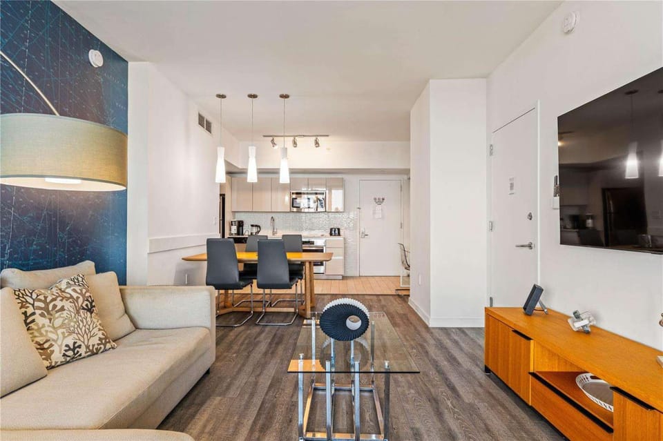 2 BR Apartment with Balcony Pool View and Near Beac Apartment in Hallandale Beach