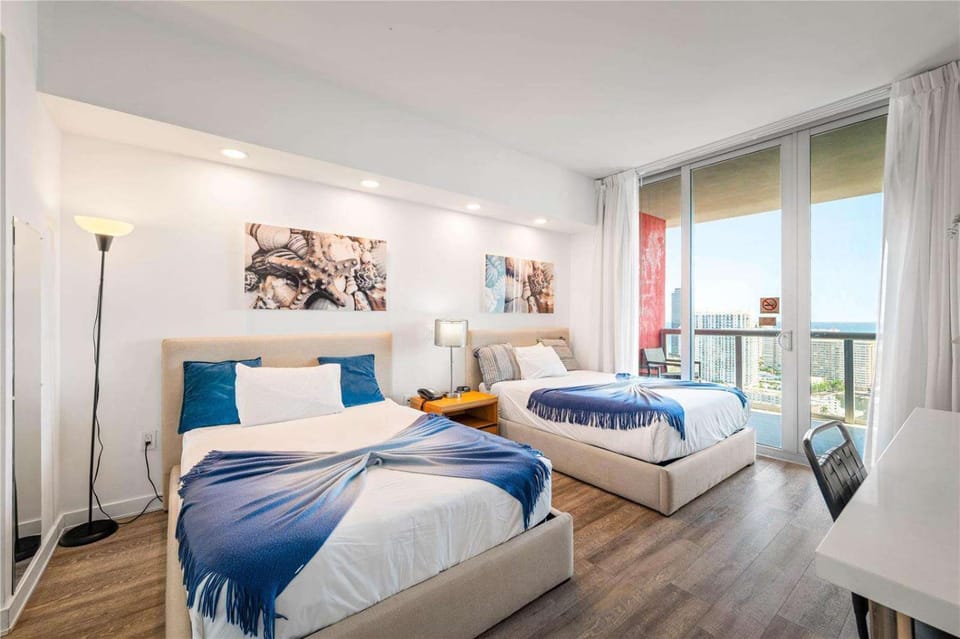 2 BR Apartment with Balcony Pool View and Near Beac Apartment in Hallandale Beach