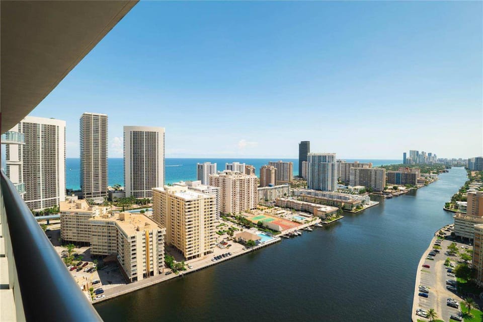 2 BR Apartment with Balcony Pool View and Near Beac Apartment in Hallandale Beach