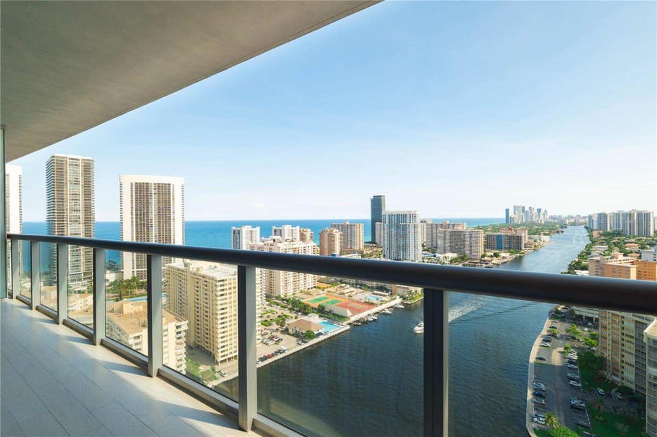 Lovely Studio with Amazing View gym and amenities Inn in Hallandale Beach